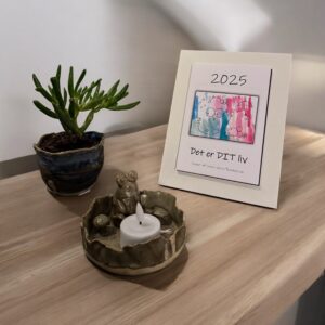 Kalender 2025 i hvid ramme