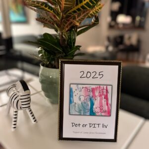 Kalender 2025 i mørk ramme med "guld" kant