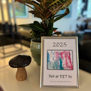 Kalender 2025 i "sølv" ramme