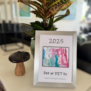 Kalender 2025 i børstet stål ramme