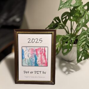 Kalender 2025 i mørk ramme med "guld" kant